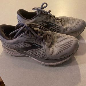 brooks tennis shoes grey!